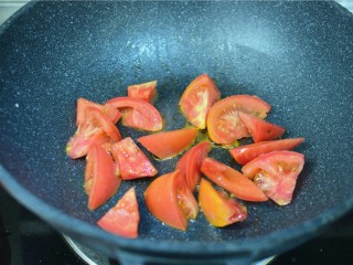 西红柿炒鸡蛋,锅中底油，加西红柿