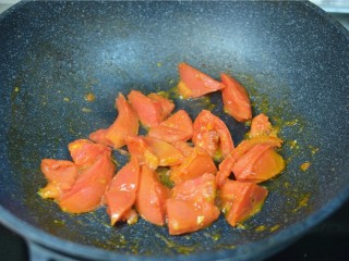 西红柿炒鸡蛋,炒至出汤汁