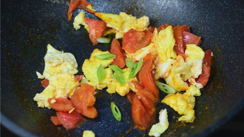 西红柿炒鸡蛋,加葱花，炒匀