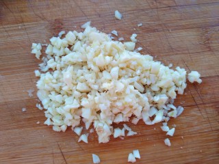 锡纸蒜蓉烤金针菇,剁成蒜末备用