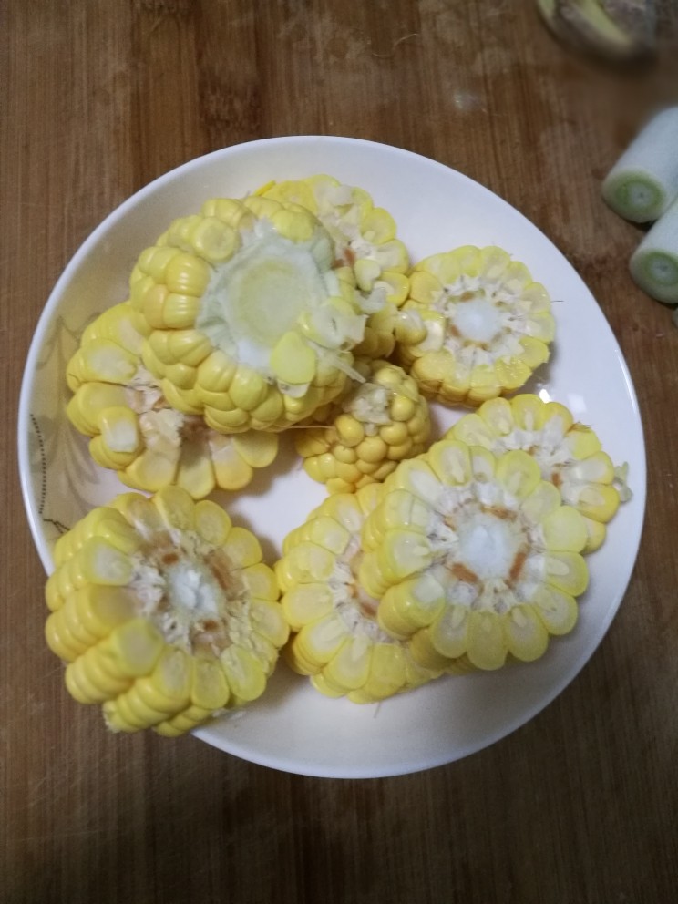九叔_玉米排骨汤,玉米切段，放入盘中备用