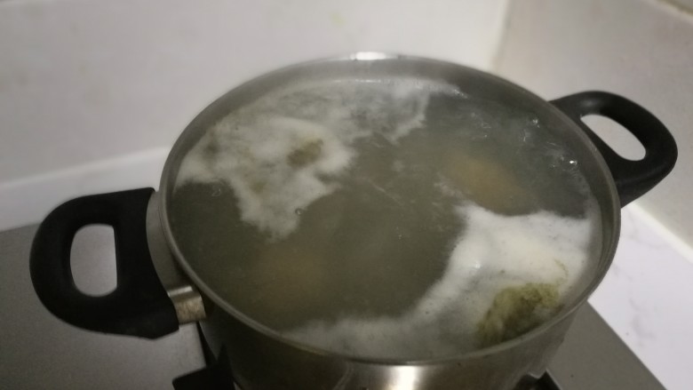 九叔_玉米排骨汤,锅中放水，放入大骨，加矢量的盐，盐不要太多，出锅前你可以自己先品尝一下，不够咸味在一点点加，水开后会看到锅中有浮沫，这个时候用勺子把浮沫打出