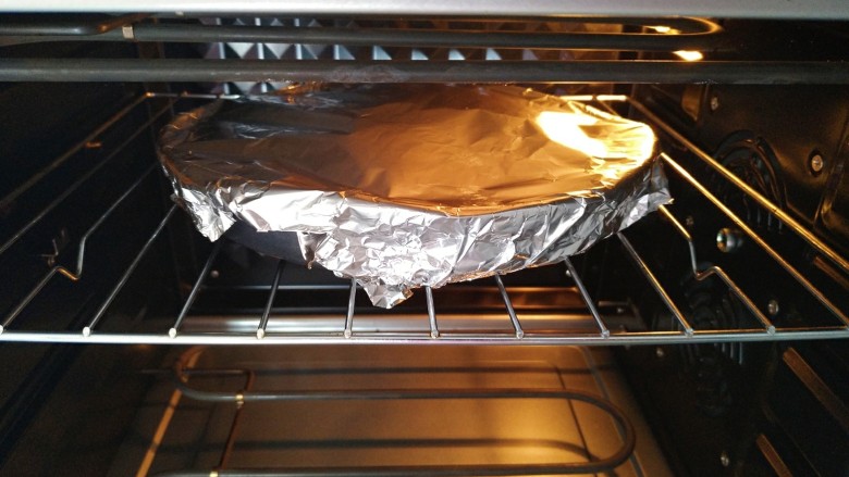 锡纸蒜蓉烤金针菇,放入烤箱上层200°上下烤10分钟