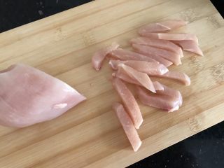 海鲜菇鸡肉炒杂蔬,鸡肉切细条状