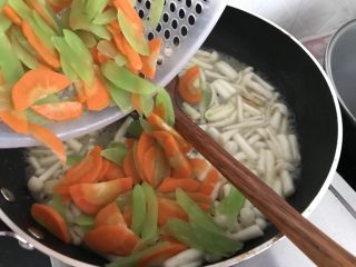 海鲜菇鸡肉炒杂蔬,炒至断生出水份加入萝卜莴芛