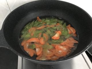 海鲜菇鸡肉炒杂蔬,红萝卜和莴笋飞一下水捞出沥干