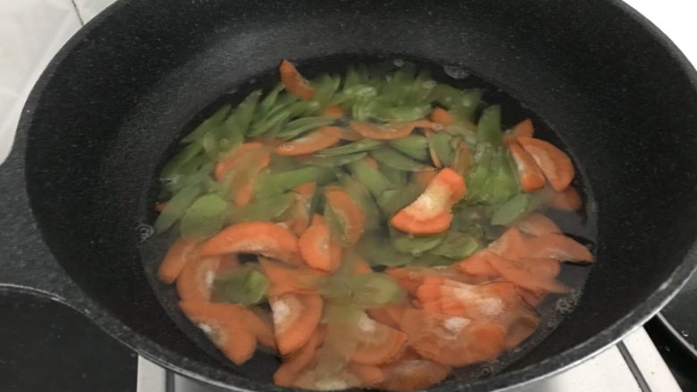 海鲜菇鸡肉炒杂蔬,红萝卜和莴笋飞一下水捞出沥干