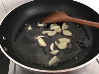 海鲜菇鸡肉炒杂蔬,锅里再加点油，姜蒜放入炒香