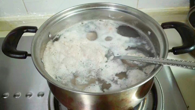 滚刀山药淡菜脆骨汤,脆骨和冷水一起下锅烧开，撇去浮沫