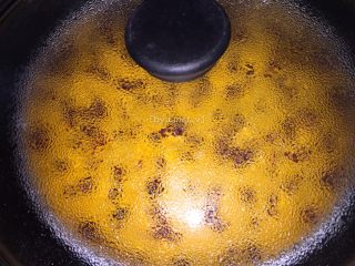 南瓜发糕,然后冷水上锅蒸熟，也可以在表面撒上干果果干一起蒸熟
