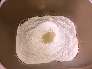 南瓜发糕,将酵母埋入面粉中

