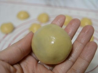 豆沙蛋黄月饼,包好之后，表面沾少许淀粉，放进模具内，定型后推出饼胚