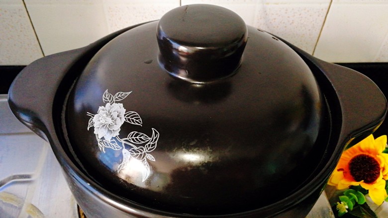 改良版肉夹馍,一个小时后打开锅盖，大火稍微收汤，锅中留余汤。