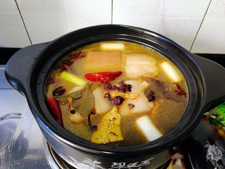 改良版肉夹馍,将肉和汤转至砂锅中