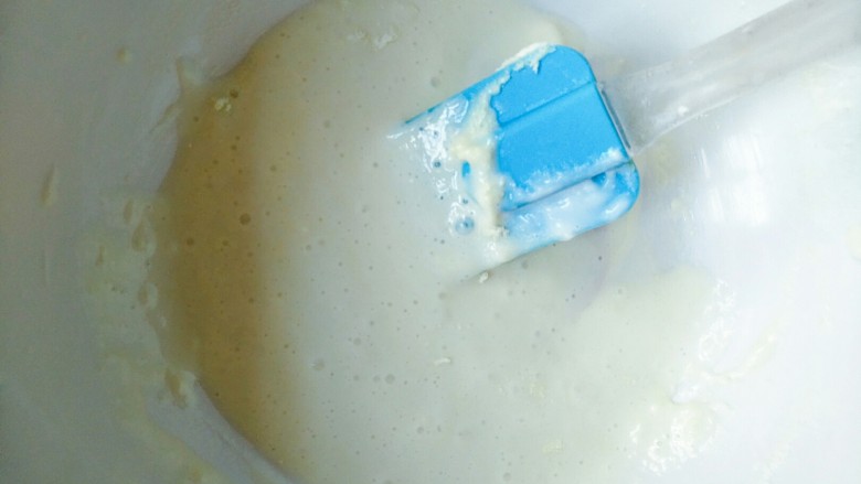 手把手交你怎样做酸奶溶豆,2.把奶粉跟酸奶搅拌均匀待用。