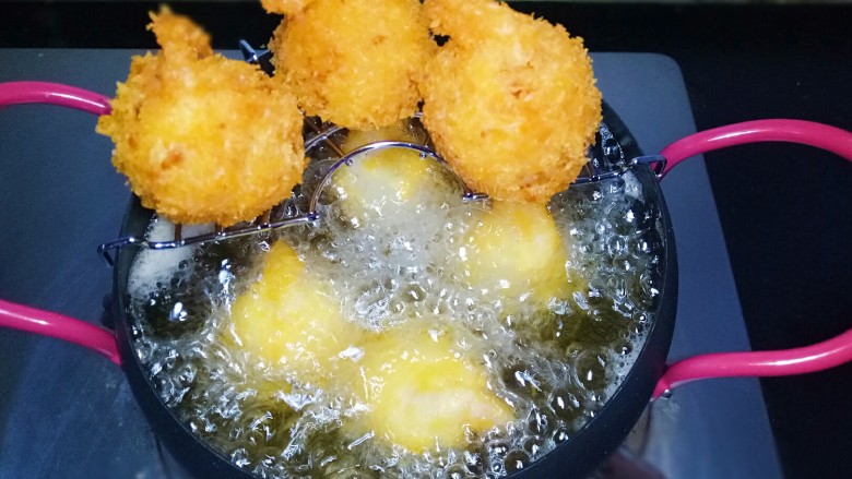 凤尾虾球,锅中放入适量油烧热，用筷子放入油锅中周围有密集小泡时，下入虾球，小火炸至金黄