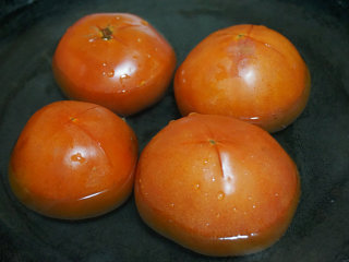 番茄鱼,西红柿清洗干净，用刀在顶部切一个“十”字型放入沸水中焯3-4分钟

叨叨叨：在西红柿顶部切十字型，有助于去皮（更省力，更省时）


