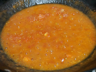番茄鱼,锅内倒少量油烧热后下入切好的西红柿丁，不断翻炒加盐调味，待西红柿完全炒出沙变稠后捞出待用