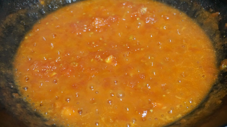 番茄鱼,锅内倒少量油烧热后下入切好的西红柿丁，不断翻炒加盐调味，待西红柿完全炒出沙变稠后捞出待用