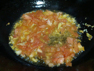 番茄鱼,然后下切好的西红柿片翻炒片刻
叨叨叨：这里的西红柿片无需翻炒出沙
