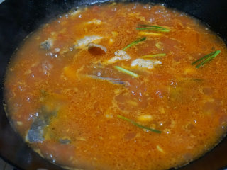 番茄鱼,水沸后先下入骨头和鱼骨煮熟