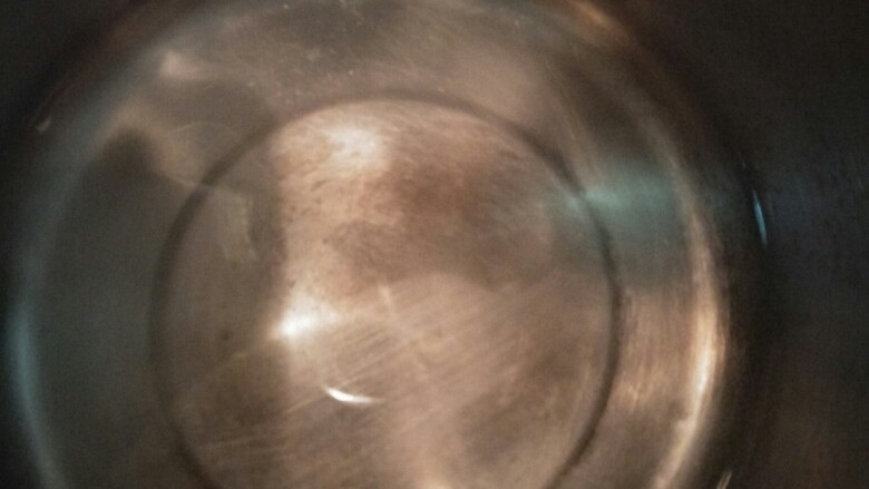吃掉一朵花+芒果花凉粉,将三碗半水倒入锅中煮沸
