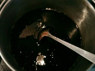 吃掉一朵花+芒果花凉粉,倒入刚才调好的凉粉粉，一边煮一边搅拌，中火煮到液体浓稠，关火。