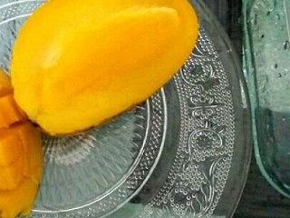 吃掉一朵花+芒果花凉粉,一只芒果对半切开，去掉皮。