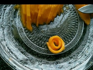 吃掉一朵花+芒果花凉粉,稍微大点的圈在花芯外面