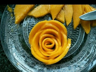 吃掉一朵花+芒果花凉粉,一层一层往外圈，大片的芒果片圈在外面，芒果片由小片圈到大片，圈到自己喜欢的大小。