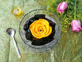 吃掉一朵花+芒果花凉粉,将芒果花放入凉粉中，稍整一下型。完成。