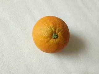 香橙小花篮,选一个圆一点的，底部平一点的橙子，这样可以立住