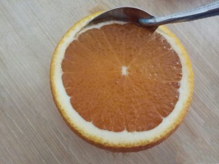 香橙小花篮,用勺子挖果肉