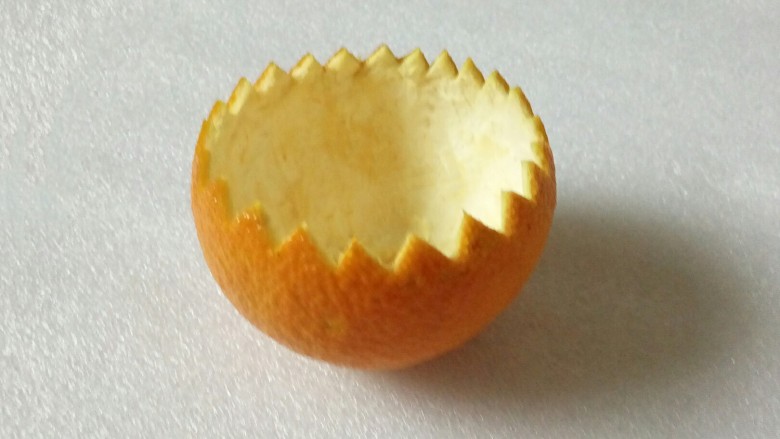 香橙小花篮,用剪刀在大橙皮上剪一些锯齿做装饰