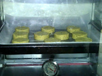 桃子豆渣玉米棋子小饼,放入预热170度的烤箱，中层，烤约20-40分钟