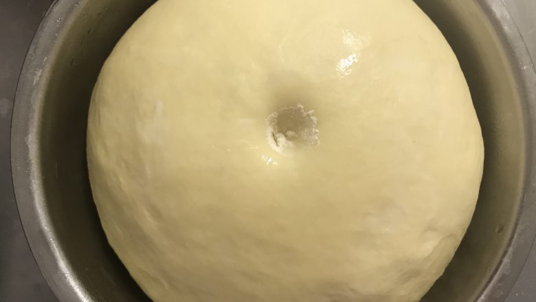 淡奶油蜜豆吐司,选择喜欢的发酵方法发酵至原来的两倍大，手指沾面粉按下不回缩不塌陷。