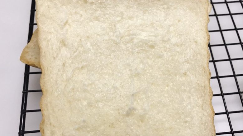 中种奶酪白吐司~ GOURMETmaxx揉大面团记录,切开的组织，这个是波纹的。