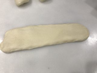 中种奶酪白吐司~ GOURMETmaxx揉大面团记录,再次擀开，大概30厘米左右长。