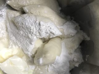 中种奶酪白吐司~ GOURMETmaxx揉大面团记录,中种撕碎，除了黄油外，所有主面团材料加撕碎的中种一起放入GOURMETmaxx的搅拌桶，用新的搅拌棒，速度2档，设定8分钟。