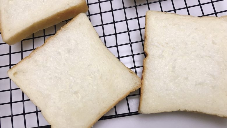中种奶酪白吐司~ GOURMETmaxx揉大面团记录,光面的组织，方形吐司更适合做三明治，个人更喜欢山形吐司，在烤箱慢慢长大的样子。