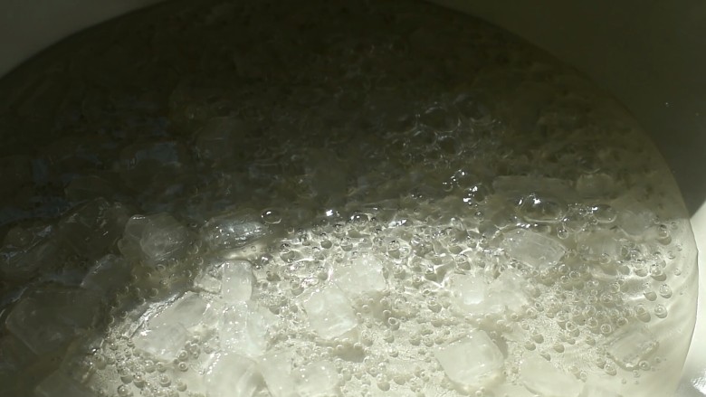 冰糖葫芦,用热水将糖块化开