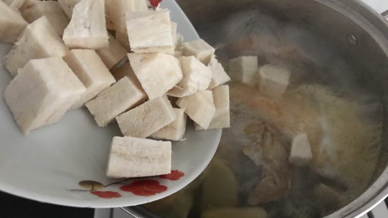 三文鱼头粉葛豆腐汤（即滚靓汤）,加入粉葛中火煲约20分钟