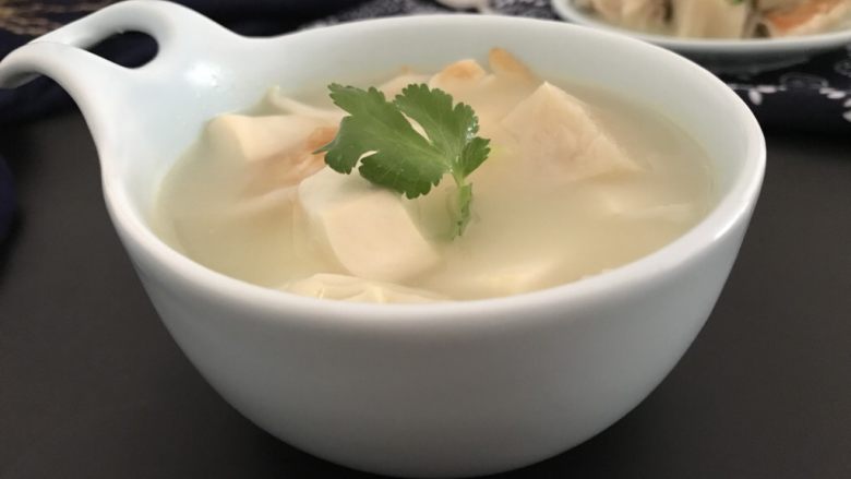 三文鱼头粉葛豆腐汤（即滚靓汤）,非常鲜美清甜奶白的靓汤，保证谁喝谁爱！