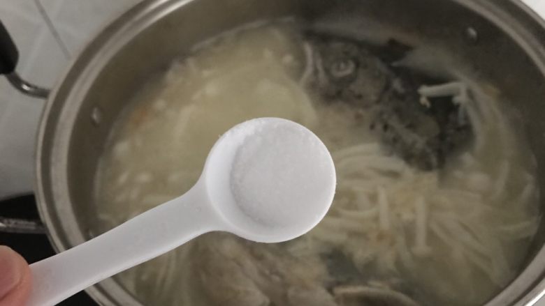 三文鱼头粉葛豆腐汤（即滚靓汤）,最后，只需加点盐调味即可！