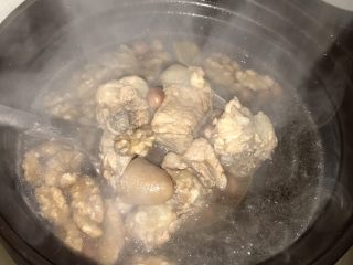 花生核桃猪尾汤,然后再把汤料和水倒入，因为电炖锅已预热，如果一次把汤料倒入，水会溅出来
