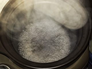 花生核桃猪尾汤,电炖锅已经煲汤模式预热了，先加入两勺煲沸的水