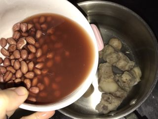 花生核桃猪尾汤,另一个锅放入1.5升水，放入猪尾骨，花生与泡花生的水一同倒入