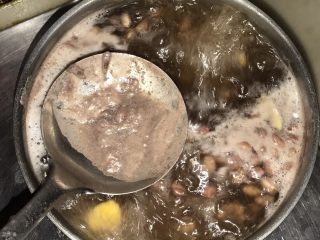 花生核桃猪尾汤,水沸后捞去浮物