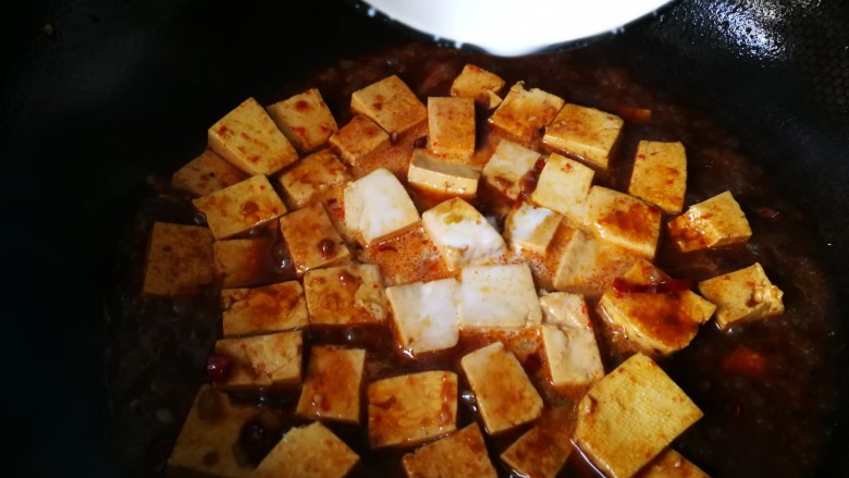 #懒人料理#家常烧豆腐（黄豆酱版）,然后加淀粉糊，勾芡，在烧一两分钟，即可出锅开动。