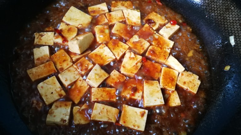 #懒人料理#家常烧豆腐（黄豆酱版）,加入调好的黄豆酱，大火烧三四分钟。